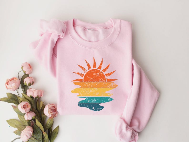 Retro Sunset Rays Wavy Sweatshirt, Sun Shirt, Womens Sunshine Shirt, Beachy Vibes Tee, Summer Time , Sunset Tshirt, Cute Gift, Sunny Shine Bild 5