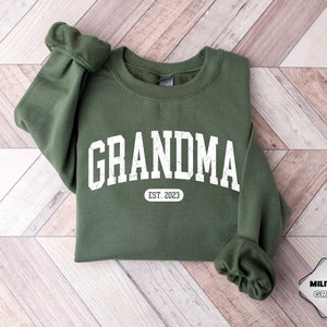 Retro Personalize Grandma Sweatshirt, Grandma Gift, Mother's Day Sweatshirt, Mother's Day Gift, Granny Gift, New Granny Gift, Nana Shirt