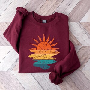 Retro Sunset Rays Wavy Sweatshirt, Sun Shirt, Womens Sunshine Shirt, Beachy Vibes Tee, Summer Time , Sunset Tshirt, Cute Gift, Sunny Shine Bild 4