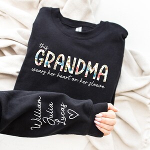 Personalize Grandma Sweatshirt with Grandkids Name on Sleeve, Mother Day Gift for Nana, Mothers Day Sweatshirt, Gift For Mimi Gigi Mommy Mom imagen 5