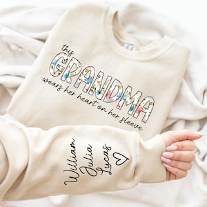Personalize Grandma Sweatshirt with Grandkids Name on Sleeve, Mother Day Gift for Nana, Mothers Day Sweatshirt, Gift For Mimi Gigi Mommy Mom imagen 1