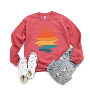 Retro Sunset Rays Wavy Sweatshirt, Sun Shirt, Womens Sunshine Shirt, Beachy Vibes Tee, Summer Time , Sunset Tshirt, Cute Gift, Sunny Shine Bild 6