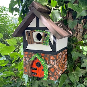 Casita para pájaros estilo cabaña, nido para pájaros. Paredes de ladrillo pintadas a mano. Puerta de hadas inspirada en las hadas. Ideal para pájaros pequeños de jardín. Regalo de cumpleaños.