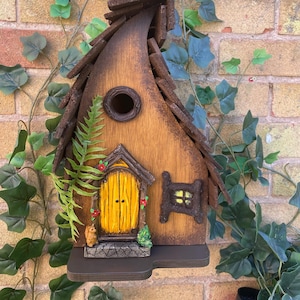 Natuurlijk houten vogelhuisje met raam en sprookjesdeur. Fairy vogelhuisje, tuindecoratie, rustiek vogelhuisje. Verjaardagscadeau voor moeder.