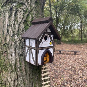 Casita de pájaros de hadas de madera hecha a mano, decoración de árbol estilo cabaña Tudor