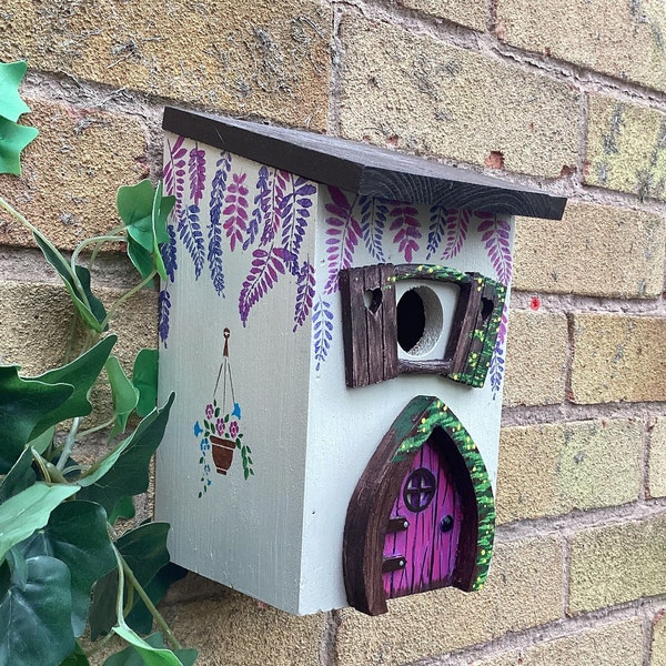 Handbemaltes Feenvogelhaus. Muttertagsgeschenk. Geburtstagsgeschenk für Mama. Vogelhaus mit rosa Feentür, Besen. Gartenkunst, Einweihungsparty.