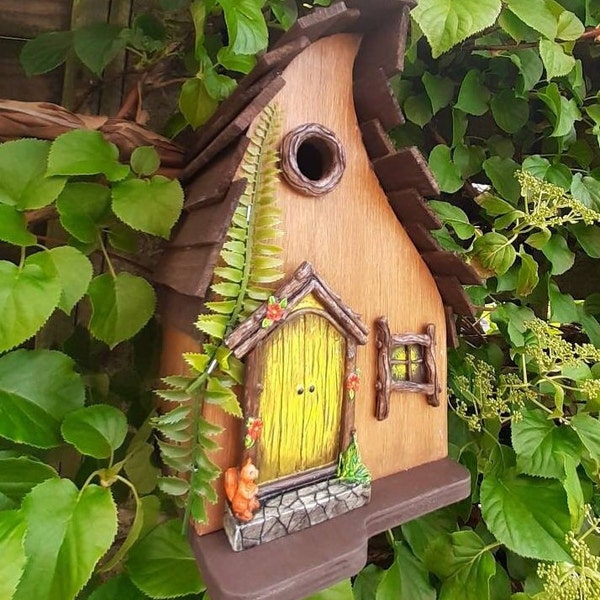 Vogelhaus aus Holz mit Fenstern und Feentür. Feenvogelhaus, Vogelhäuschen, Gartendekoration, rustikale Vogelkiste, Geburtstagsgeschenk für Mama