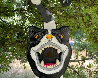 Casita para pájaros en forma de gato negro: una original caja para pájaros de jardín.