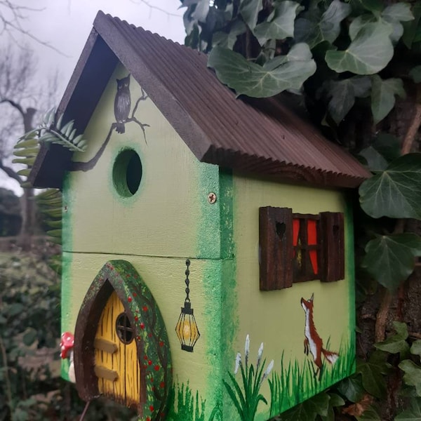 Cabane de fée verte peinte à la main. Un cadeau de fête des mères pour toutes les amateurs de jardin. Nichoir avec porte de fée jaune, renard, hibou, lampe, champignons vénéneux,