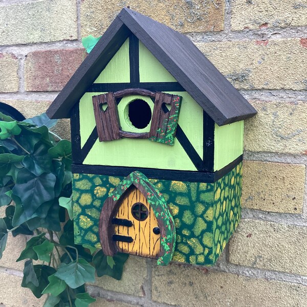 Nichoir de style cottage peint à la main. Décoration de jardin en bois pour oiseaux, joli cadeau d'anniversaire pour papa et maman, abri pour oiseaux original.