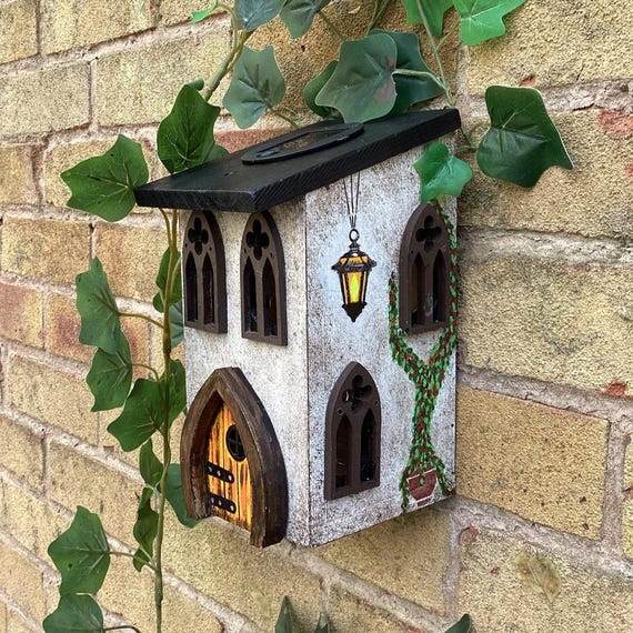 Solar Powered Wooden Garden House – Light Up Whimsical Outdoor Wall Decor with Sparkly Door & Lantern