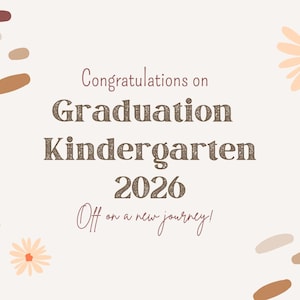 Op de afbeelding: Een beige afstudeeraankondiging met de tekst "Gefeliciteerd met de afstuderen kleuterschool 2026 Op naar een nieuwe reis!" in bruine en crèmekleuren. Het ontwerp bevat bloem- en abstracte vormen in bruin-, crème- en oranjetinten.