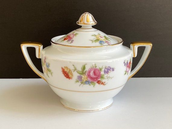 Vintage 1960s Porcelain Lidded Sugar Bowl with Gold Detailing Vintage 1960s Porcelain Lidded Sugar Bowl with Gold Detailing