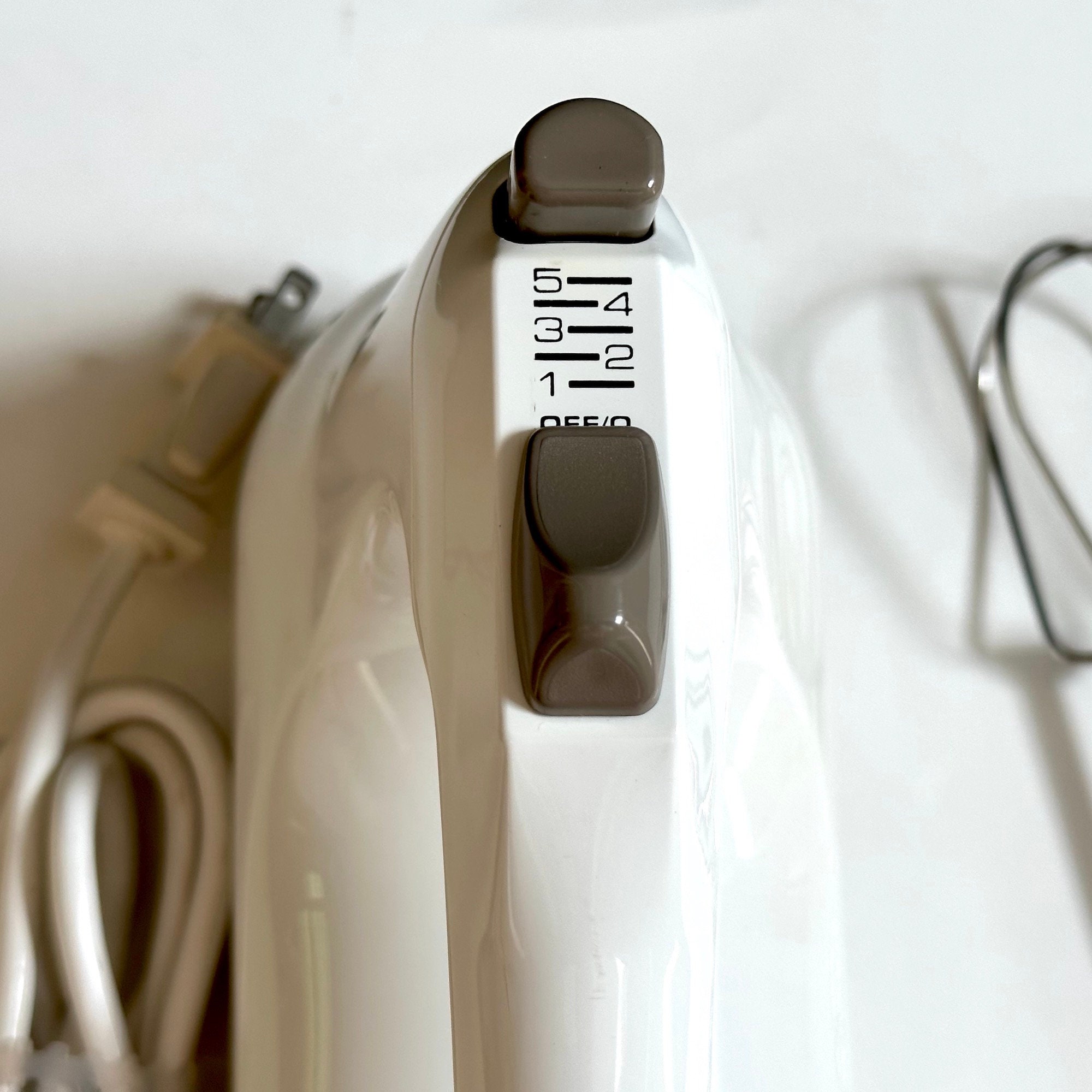 Kitchenaid Classic Plus 5 Speed White Hand Mixer , 2 Wisks and 1 Liquid