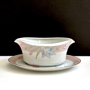 Mikasa Charisma Beige Gravy Boat with Underplate, Pastel Floral Design on Beige Rim, Gold Trim, Made in Japan