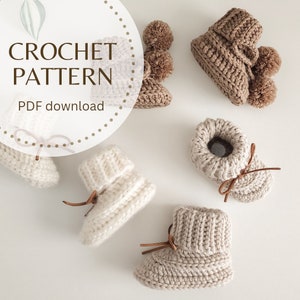 Puede incluir: Patrón de crochet en PDF para hacer botines de bebé. La imagen muestra cinco pares de botines en dos colores: marrón con pompones y crema con cordones de cuero marrón.