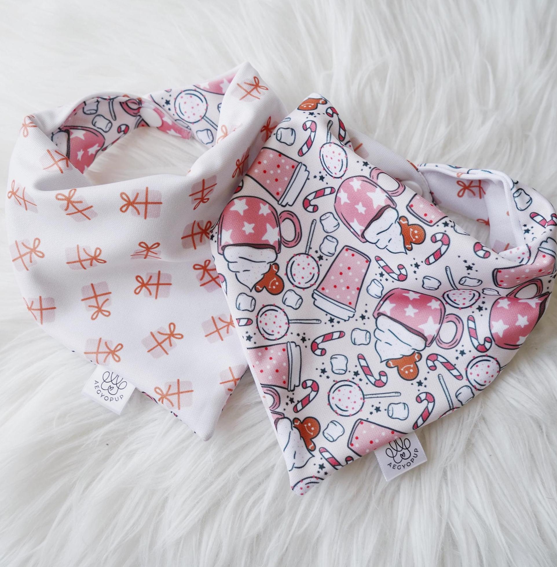 クリスマス犬用バンダナ：ピンクのジンジャーブレッド、ホットココア