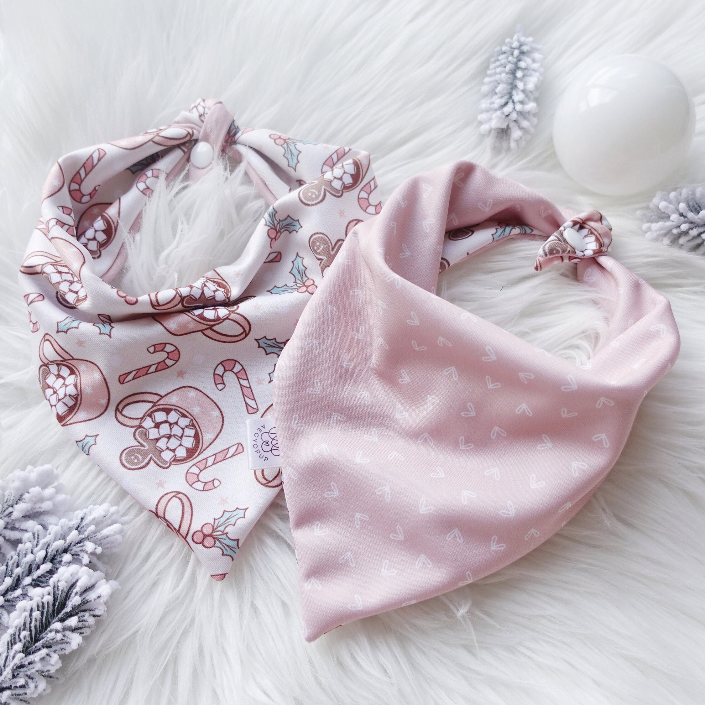 クリスマス犬用バンダナ：ピンクのハートとジンジャーブレッド