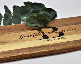 Monogrammed Charcuterie Serving Board with Handle, Personalized Cutting Board, Wedding Gift, Custom Engraved Design, Kitchen Decor, Acacia