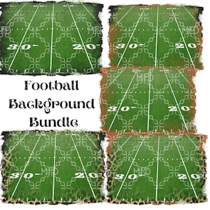 Op de afbeelding: Vier digitale afbeeldingen van een groen voetbalveld met witte yardlijnen en een verweerde, gestructureerde rand. De afbeeldingen zijn in een rasterpatroon gerangschikt. De tekst "Football Background Bundle" staat gecentreerd onder de afbeeldingen.
