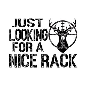 Puede incluir: Diseño gráfico en blanco y negro con el texto "Just Looking For A Nice Rack" y una cabeza de ciervo dentro de una mira telescópica.