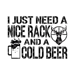 Puede incluir: Diseño gráfico en blanco y negro con el texto "I just need a nice rack and a cold beer". El gráfico incluye una jarra de cerveza y un ciervo en una mira.