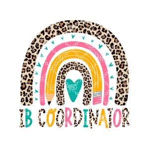 Könnte beinhalten: Ein regenbogenfarbenes Design mit einem Leopardenmuster im Hintergrund. Der Regenbogen besteht aus gelben, rosa und blauen Streifen. In der Mitte des Regenbogens befinden sich ein Bleistift und ein Herz. Der Text "IB COORDINATOR" befindet sich unter dem Regenbogen.