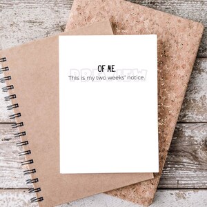 以下が含まれることがあります： 「This is my two weeks' notice.」というテキストと、スタイリッシュなフォントで「OF ME」という単語が書かれた白いカードです。