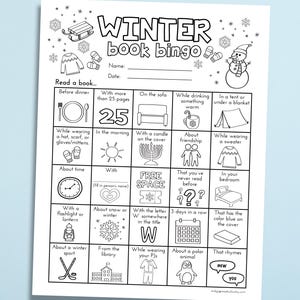 Op de afbeelding: Een zwart-witte printbare bingokaart met de titel "Winter Book Bingo". De kaart heeft 25 vakjes met winterthema-aanwijzingen voor het lezen van boeken, zoals "Met meer dan 25 pagina's", "In de ochtend", "Over de tijd", "Met een zaklamp of lantaarn", "Over een wintersport", "Uit de bibliotheek", "Terwijl je je pyjama draagt", "Over een pooldier" en "Dat rijmt op nieuw jij".