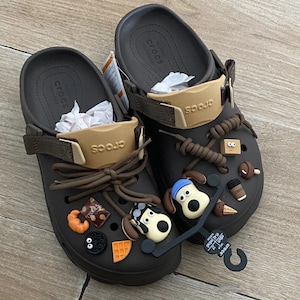 Lindo conjunto de amuletos de cocodrilo para niñas amuleto de zapato de croc para mujeres joyería de cocodrilo personalizado