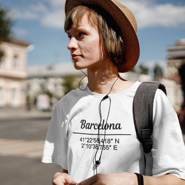 Personalisiertes T-Shirt aus nachhaltiger Bio-Baumwolle | Stadt mit geografischen Koordinaten | weiß mit schwarzem Schriftzug