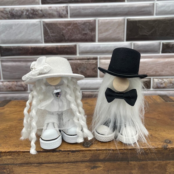 Small Wedding Gnomes|Wedding Gnomes|Bride and Groom Gnomes|Pair of Gnomes|Gnomes with Hats|Gnomes with shoes|Gnomes|Handmade Gnomes