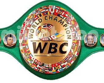 Peut inclure: Ceinture de champion du monde du Conseil mondial de la boxe (WBC) de couleur verte et or avec une plaque centrale circulaire représentant le logo du WBC et les mots "Champion du monde" et "WBC". La ceinture est dotée d'une sangle verte avec de multiples petits portraits de champions passés.