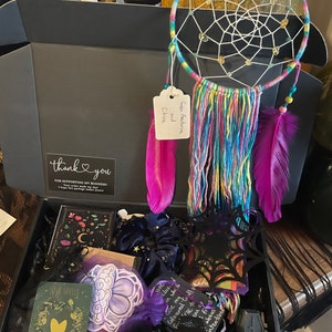Caja de regalo de bruja con atrapasueños de cristal hecho a mano, tarjetas de oráculo y más. Pascua. San Valentín. Bruja de la luna. Cesta. Regalo para buzón. Oestara