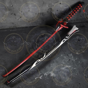 Puede incluir: Una espada de estilo anime roja y negra con una funda a juego. La espada presenta una hoja y un mango rojos con un patrón de cuadros negros y rojos. La funda es negra con detalles en blanco y plata. El texto "ANIME VERSE STUDIO" es visible.