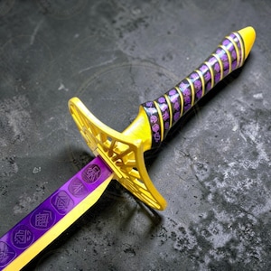 Könnte beinhalten: Ein dekoratives Schwert mit gelbem Griff und Parierstange sowie einer violetten Klinge. Der Griff ist mit einem lila-schwarzen Muster umwickelt. Die Klinge hat eingravierte lila Symbole. Das Schwert ist ein Cosplay- oder Dekorationsartikel.