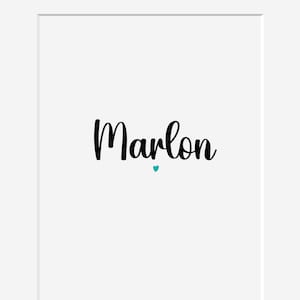Könnte beinhalten: Ein weiß gerahmter Druck mit dem Namen "Marlon" in schwarzer Schrift. Unter dem Namen befindet sich ein kleines türkisfarbenes Herz. Der Hintergrund ist schlicht weiß.