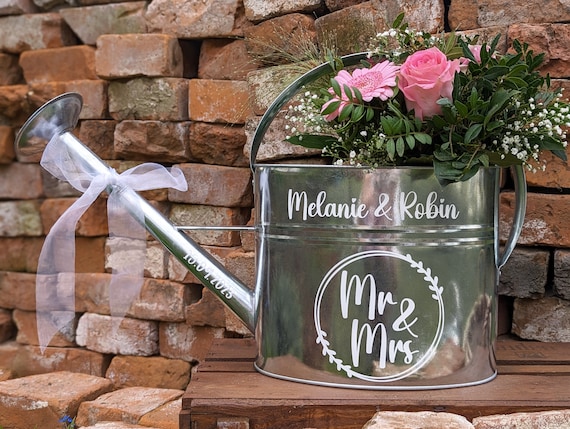 Aufkleber Set für Gießkanne | Personalisiertes Geldgeschenk zur Hochzeit | Geschenkidee für das Hochzeitspaar | Schriftzug Mr & Mrs und Ja