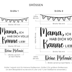 May include: A black and white graphic with text in German, including "Mama, ICH HAB DICH VOLLE Kanne LIEB!" and "Deine Melanie." The image also features a banner with heart-shaped flags and size measurements in millimeters.