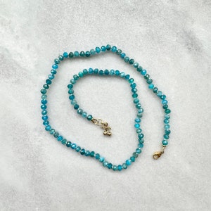 Handgeknoopte apatiet ketting / Turkoois edelsteen zijden draad sieraden / Gouden vermeil kersenbedel