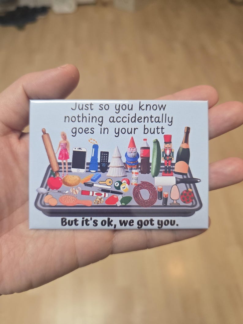 Puede incluir: Un im&aacute;n rectangular con el texto "Just so you know nothing accidentally goes in your butt. But it's ok, we got you." El im&aacute;n presenta una bandeja de objetos en miniatura, incluyendo una mu&ntilde;eca, una botella y un pepino.