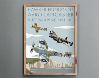Może przedstawiać: Oprawiony wydruk przedstawiający zabytkowe samoloty: Hawker Hurricane, Avro Lancaster i Supermarine Spitfire. Grafika jest w stylu retro z jasnoniebieskim niebem i drewnianą ramą. Wydruk jest eksponowany nad drewnianą szafką.