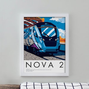 Op de afbeelding: Een blauwe en witte trein met de tekst "NOVA 2" eronder. De trein staat op een spoor met een brug op de achtergrond. De lucht is blauw met witte wolken.