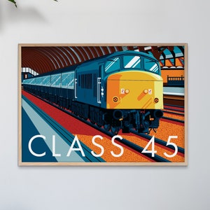 Op de afbeelding: Een vintage poster met een blauwe en gele trein met de tekst "CLASS 45" in wit.