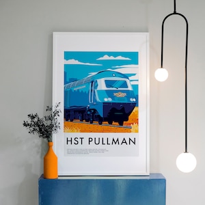 Op de afbeelding: Een vintage poster met een blauwe en witte trein met de tekst "HST Pullman" en details over de geschiedenis van de trein.