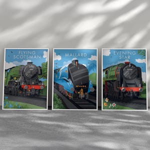 Pode incluir: Três cartazes de comboios vintage com ilustrações das locomotivas Flying Scotsman, Mallard e Evening Star. Os cartazes são emoldurados em branco e têm um fundo branco com comboios verdes, azuis e pretos.