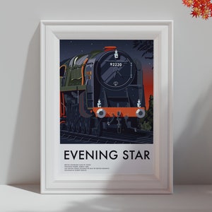Op de afbeelding: Een vintage poster met een zwarte en groene stoomlocomotief met het nummer "92220" aan de voorkant. De poster heeft de tekst "Evening Star" in witte letters op een zwarte achtergrond. De tekst onder de locomotief luidt "British Standard Class 9F 92220, Evening Star, March 1960, Last British Steam Locomotive built by British Railways, withdrawn in August 1960."