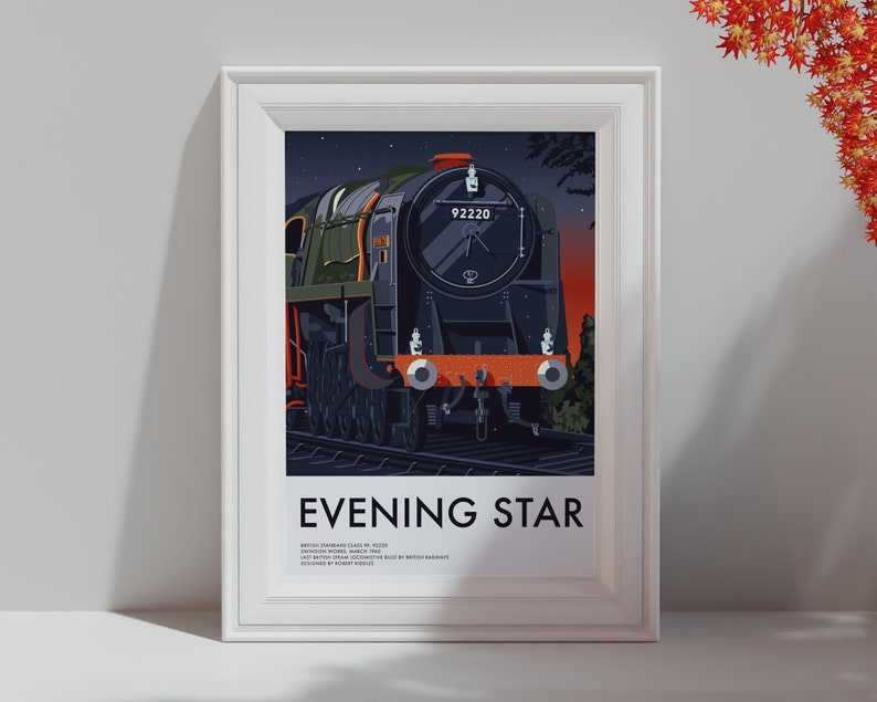 Op de afbeelding: Een vintage poster met een zwarte en groene stoomlocomotief met het nummer "92220" aan de voorkant. De poster heeft de tekst "Evening Star" in witte letters op een zwarte achtergrond. De tekst onder de locomotief luidt "British Standard Class 9F 92220, Evening Star, March 1960, Last British Steam Locomotive built by British Railways, withdrawn in August 1960."