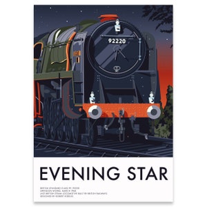 Op de afbeelding: Een zwarte en groene stoomlocomotief met nummer 92220 aan de voorkant. De locomotief heet "Evening Star" en is een British Standard Class 91. De locomotief werd in 1960 gebouwd in de Swindon Works.