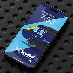 Puede incluir: Un smartphone muestra una ilustración estilizada de un tren ScotRail sobre un fondo azul. La pantalla muestra la fecha y hora: sábado 26 de noviembre, 7:53. El logotipo de ScotRail y las palabras "SCOTLAND'S RAILWAY" son visibles.